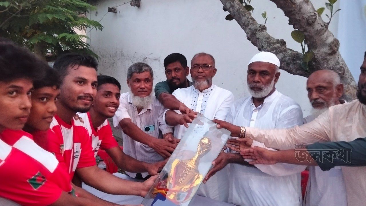 ছাতিয়ানী আলিম মাদ্রাসার মাঠে ফুটবল ফাইনাল অনুষ্ঠিত: ছাতিয়ানী গ্রাম চ্যাম্পিয়ন
