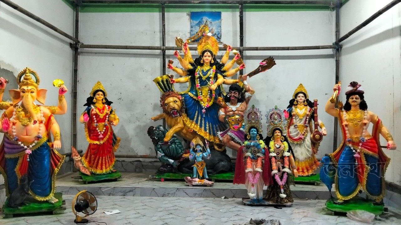 কালীগঞ্জের জাঙ্গালিয়া ইউনিয়নে দুর্গাপূজার প্রস্তুতি শেষ পর্যায়ে, মণ্ডপে মণ্ডপে চলছে শেষ মুহূর্তের রঙ-তুলির কাজ